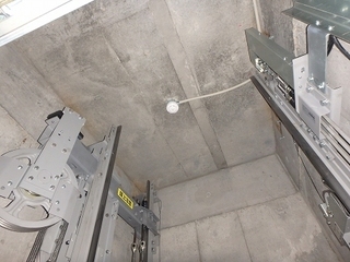 Aエレベーターシャフト天井.jpg